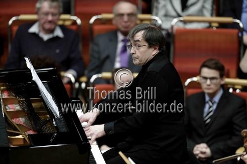 Französische Pianist Pierre-Laurent Aimard gastiert in Begleitung der Deutsche Kammerphilharmonie Bremen unter der Leitung des deutschen Dirigenten Matthias Pintscher in der Philharmonie Köln (&copy; Thomas Brill)